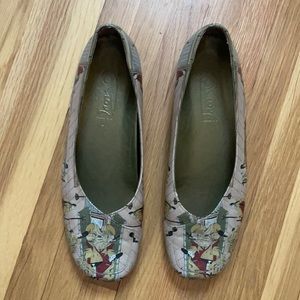 Asian-inspired artisan flats by Icon. Size 8.